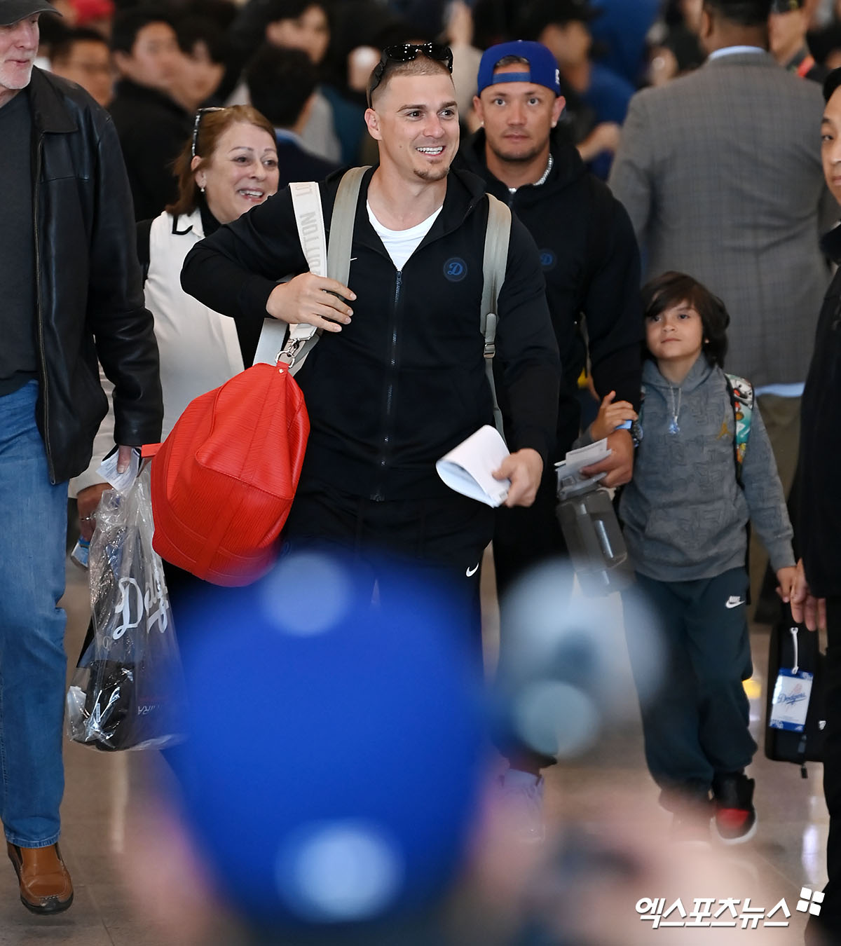 LA 다저스 선수단이 '2024 메이저리그 월드투어 서울 시리즈' 참석 차 15일 오후 인천국제공항을 통해 입국했다.  입국장을 빠져나오는 LA 다저스 키케 에르난데스. 엑스포츠뉴스 DB