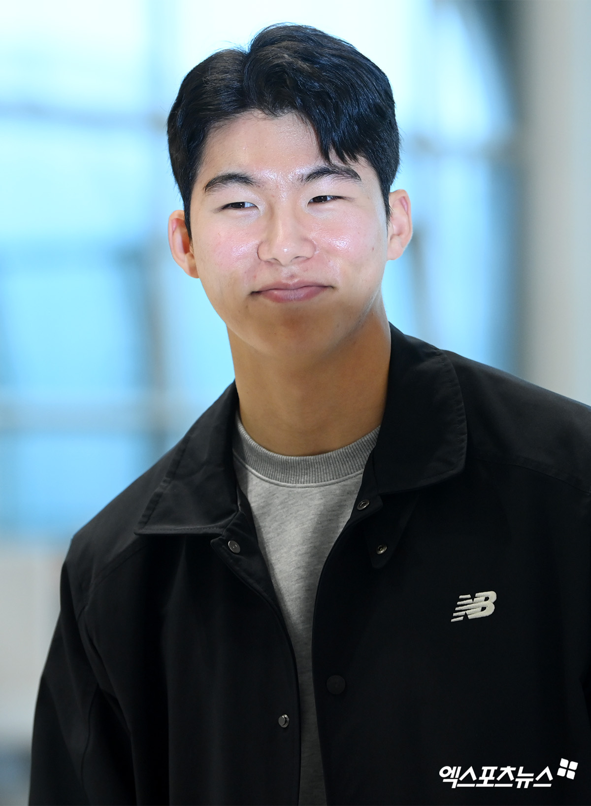 미국 메이저리그(MLB) LA 다저스와 계약한 김혜성이 14일 오후 인천국제공항을 통해 출국하고 있다.  김혜성은 포스팅 마감 약 4시간을 앞두고 지난 4일 LA 다저스와 3+2년 최대 2200만 달러(약 323억8400만원)에 계약하며 MLB 진출의 꿈을 이뤘다.  출국 후 김혜성은 애리조나주 글렌데일 캐멀백랜치에서 열리는 LA 다저스 스프링캠프에 합류해 본격적인 데뷔 시즌 준비에 나설 예정이다. 엑스포츠뉴스 DB