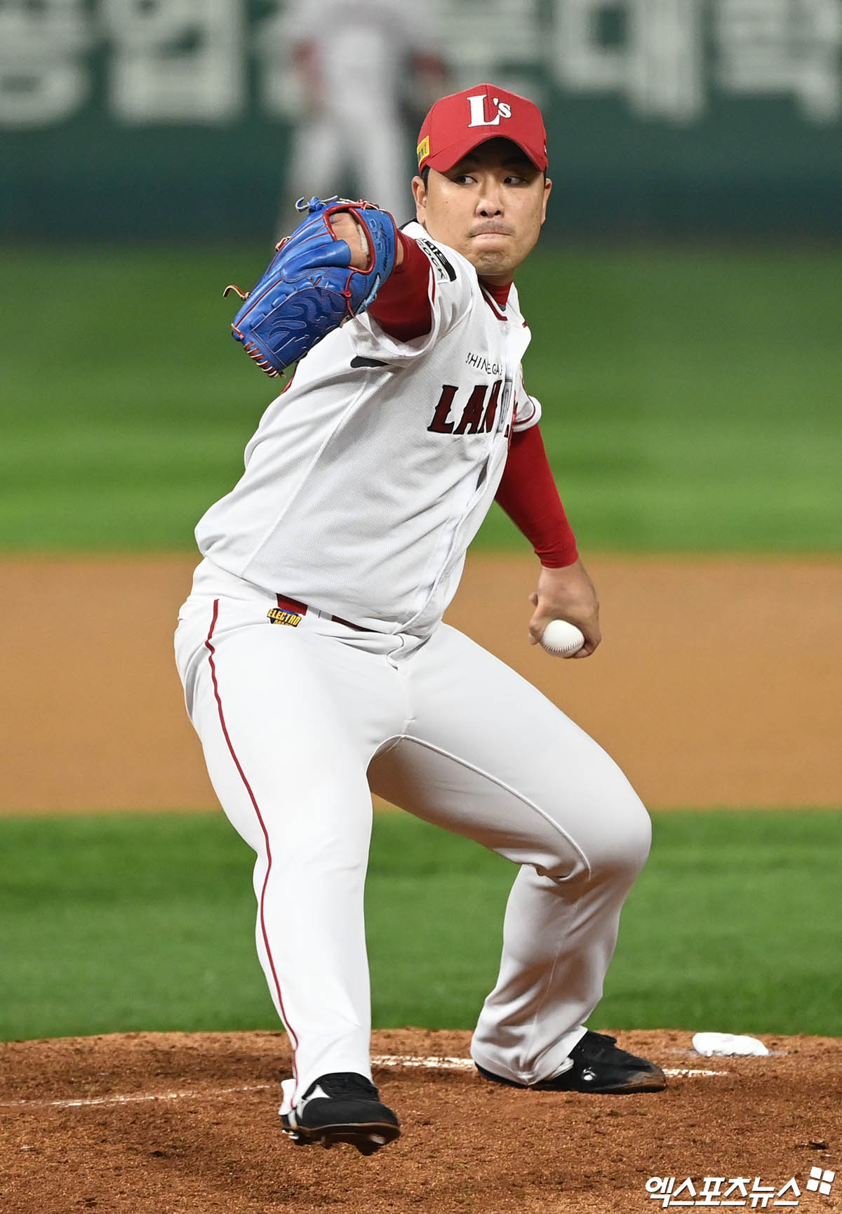 8일 오후 인천SSG랜더스필드에서 열린 '2022 신한은행 SOL KBO리그 포스트시즌' 한국시리즈 6차전 키움 히어로즈와 SSG 랜더스의 경기, 8회초 2사 SSG 김택형이 역투하고 있다. 엑스포츠뉴스 DB