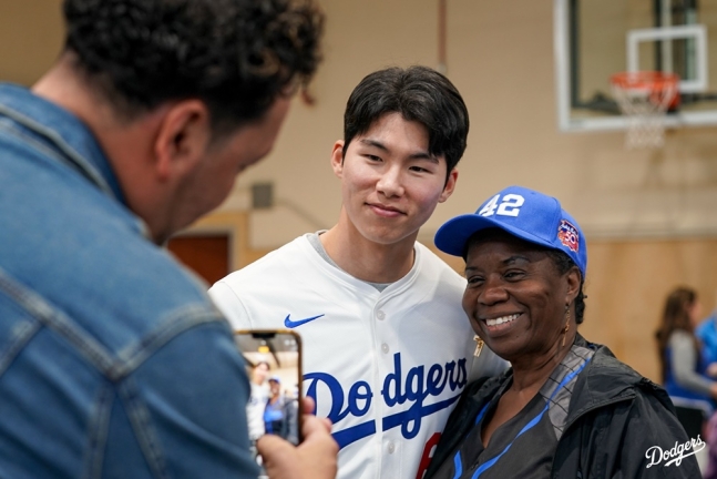 다저스 내야수 김혜성(왼쪽)은 엠엘비닷컴이 선정한 개막전 26인 로스터에 이름 올렸다. 그가 스프링 트레이닝 경쟁에서 두각을 드러내 실제 개막 로스터 한자리를 따낼 수 있을지 관심이 쏠린다. 다저스 공식 SNS
