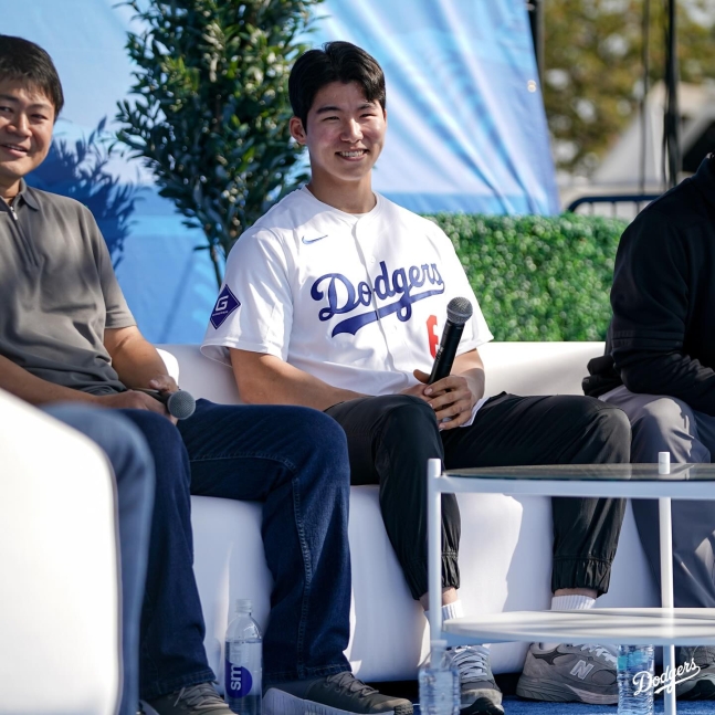 다저스 내야수 김혜성은 엠엘비닷컴이 선정한 개막전 26인 로스터에 이름 올렸다. 그가 스프링 트레이닝 경쟁에서 두각을 드러내 실제 개막 로스터 한자리를 따낼 수 있을지 관심이 쏠린다. 다저스 공식 SNS