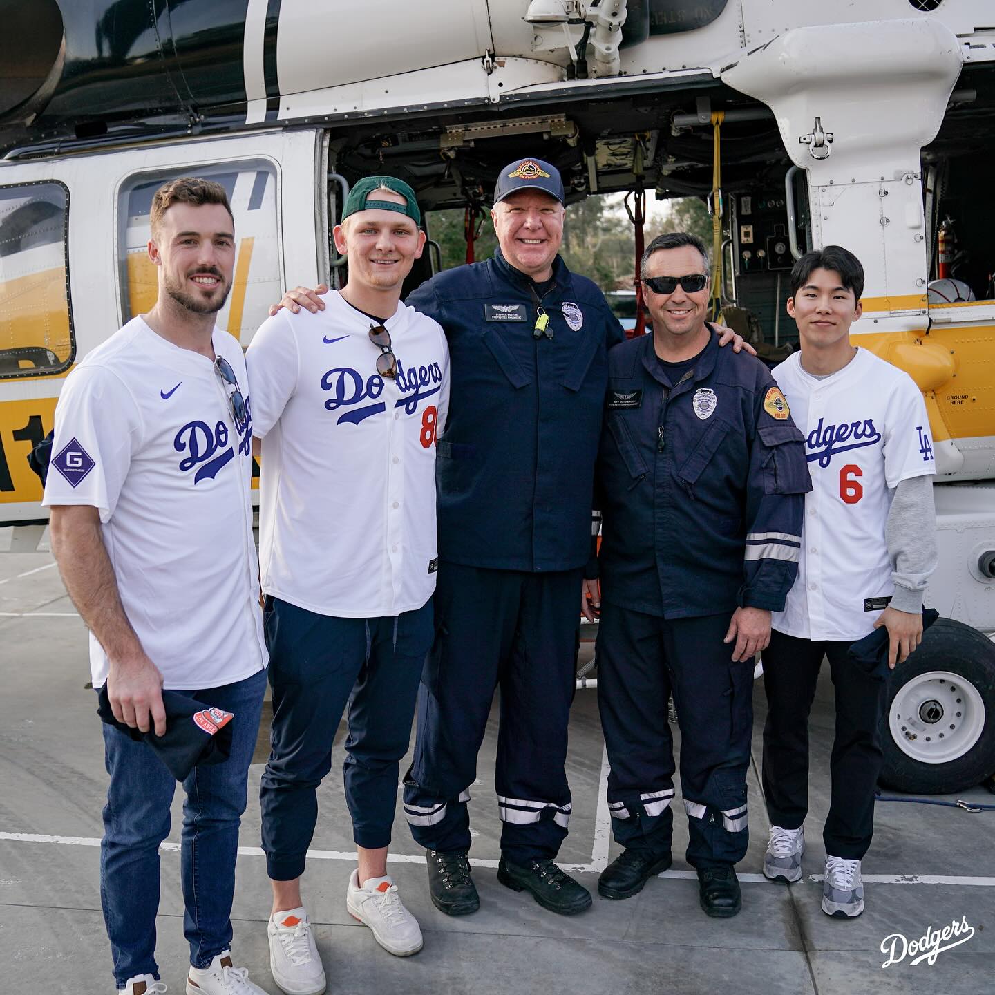 다저스 내야수 김혜성(왼쪽 다섯 번째)은 엠엘비닷컴이 선정한 개막전 26인 로스터에 이름 올렸다. 그가 스프링 트레이닝 경쟁에서 두각을 드러내 실제 개막 로스터 한자리를 따낼 수 있을지 관심이 쏠린다. 다저스 공식 SNS