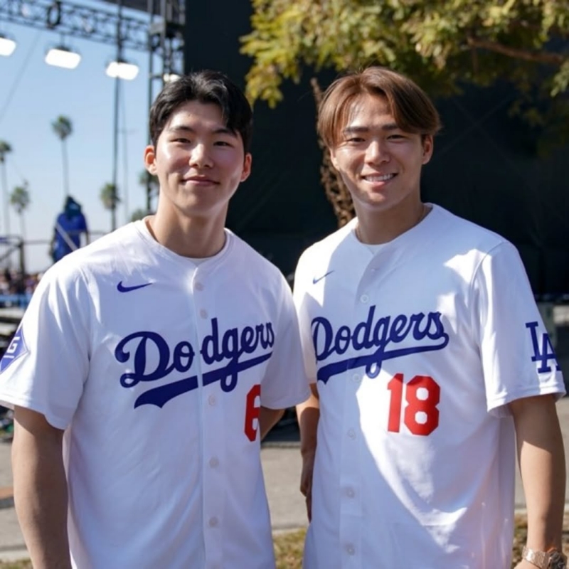 다저스 내야수 김혜성(왼쪽)은 엠엘비닷컴이 선정한 개막전 26인 로스터에 이름 올렸다. 그가 스프링 트레이닝 경쟁에서 두각을 드러내 실제 개막 로스터 한자리를 따낼 수 있을지 관심이 쏠린다. 다저스 공식 SNS