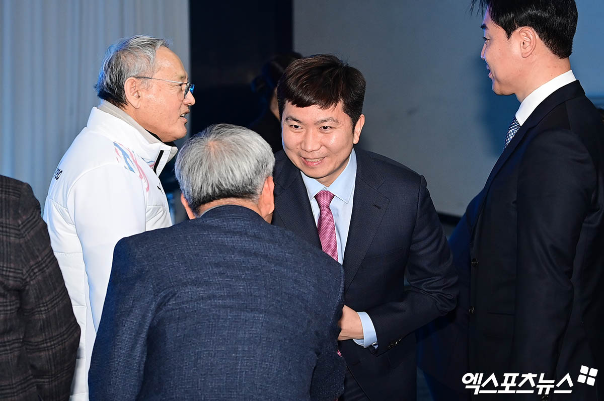 24일 오후 서울 방이동 올림픽파크텔 올림피아홀에서 '2025 하얼빈 동계 아시안 게임' 대한민국 국가대표 선수단 결단식에 참석한 유승민 대한체육회장이 관계자들과 인사를 나누고 있다. 엑스포츠뉴스DB