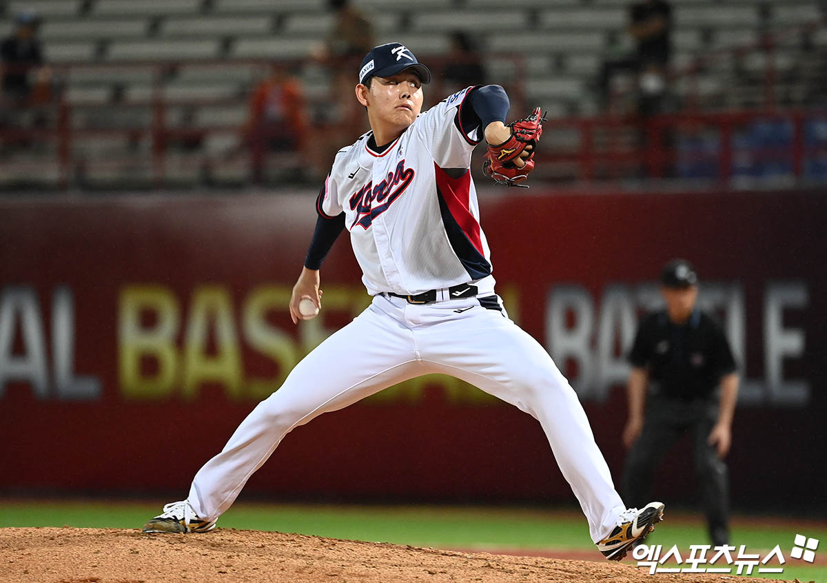 16일 오후 대만 타이베이 톈무야구장에서 열린 '2024 WBSC(세계야구소프트볼연맹) 프리미어12' B조 조별리그 4차전 대한민국과 도미니카공화국의 경기, 4회초 소형준이 역투하고 있다. 엑스포츠뉴스DB