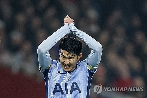 토트넘 소식통 투 더 레인 앤드 백은 30일(한국시간) 토트넘 홋스퍼가 사우디아라비아의 관심을 끌어 손흥민을 방출해 돈을 벌 준비를 하고 있다고 보도했다. 토트넘 주장 손흥민은 최근 사우디 프로리그 클럽들의 관심을 받고 있는데 매체는 이번 시즌 손흥민의 경기력이 떨어졌다는 점을 지적하면서 좋은 제안이 올 경우 손흥민을 현금화 하는 선택지를 고려해야 한다고 주장했다. 연합뉴스