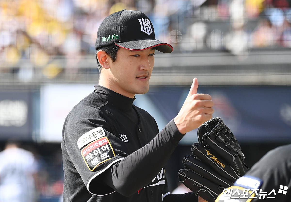 5일 오후 서울 송파구 잠실야구장에서 열린 '2024 신한 SOL Bank KBO 포스트시즌' KT 위즈와 LG 트윈스의 준플레이오프 1차전 경기, 1회말 종료 후 KT 선발투수 고영표가 더그아웃으로 향하고 있다. 엑스포츠뉴스DB