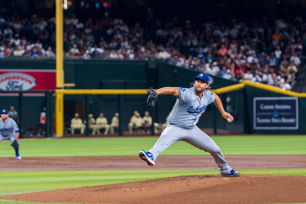 미국프로야구 메이저리그 LA 다저스가 좌완투수 클레이튼 커쇼와 1년 계약에 합의했다. 미국 매체 ESPN은 다저스는 커쇼에게 500만 달러~1000만 달러 사이의 금액을 보장할 것이라고 전했다. USA투데이스포츠 연합뉴스