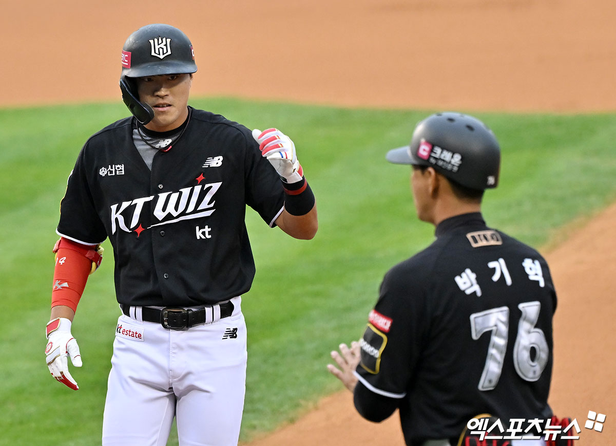 6일 오후 서울 송파구 잠실야구장에서 열린 '2024 신한 SOL Bank KBO 포스트시즌' KT 위즈와 LG 트윈스의 준플레이오프 2차전 경기, 6회초 1사 KT 천성호가 중전안타를 날린 후 귀루하고 있다. 엑스포츠뉴스DB