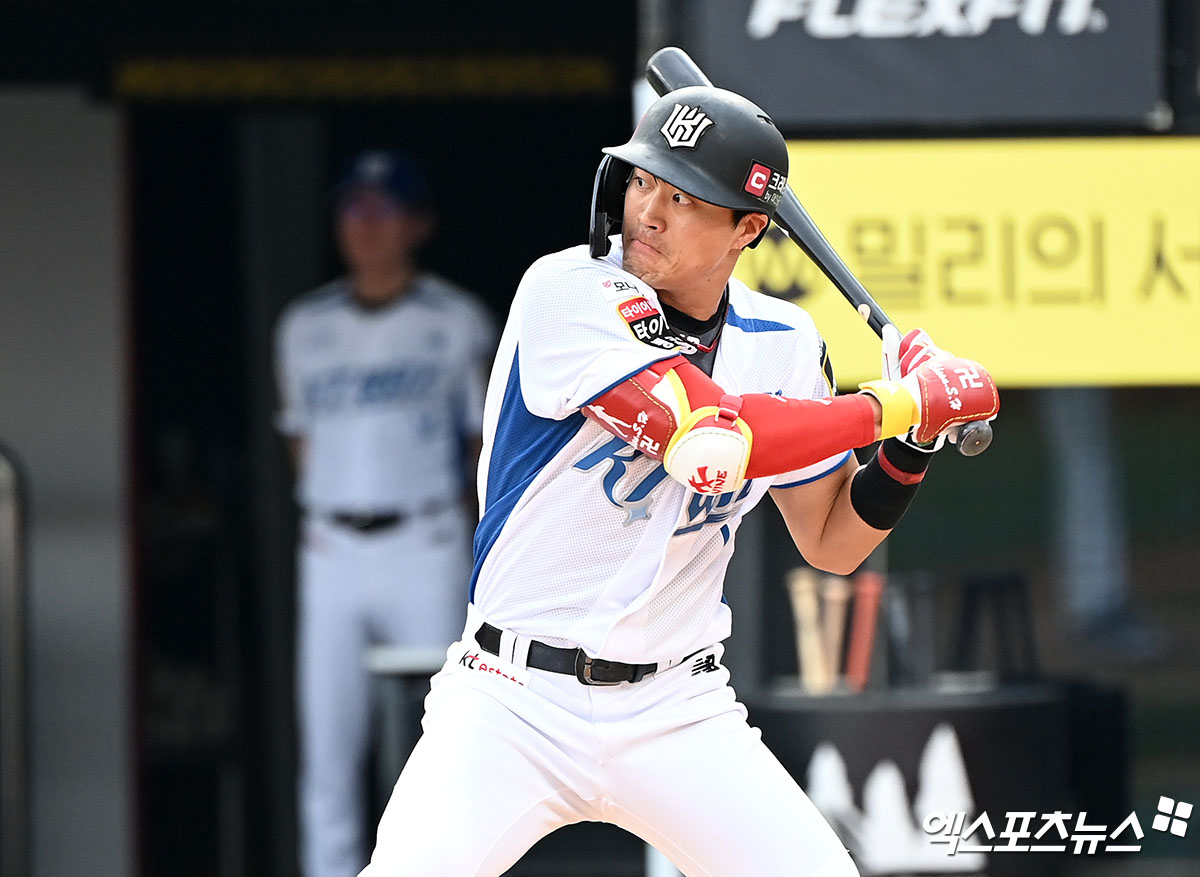 10일 오후 수원KT위즈파크에서 열린 '2024 신한 SOL Bank KBO리그' 롯데 자이언츠와 KT 위즈의 경기, 2회말 2사 KT 천성호가 타격을 하고 있다. 엑스포츠뉴스DB