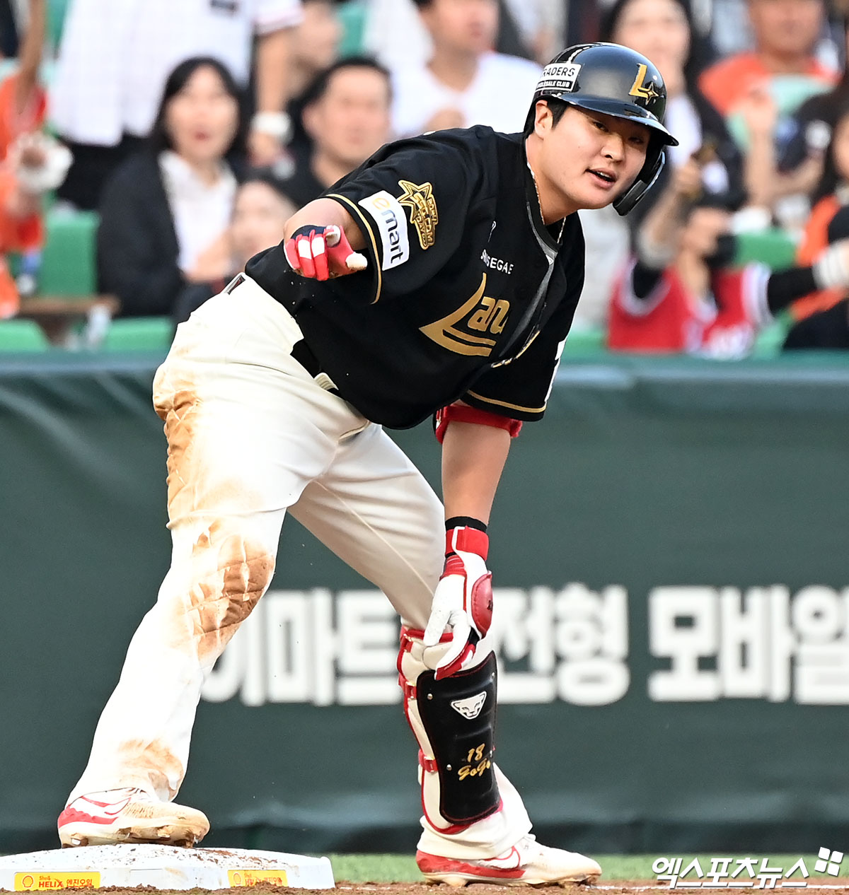 24일 오후 인천SSG랜더스필드에서 열린 '2024 신한 SOL Bank KBO리그' 한화 이글스와 SSG 랜더스의 경기, 2회말 무사 1,2루 SSG고명준이 2타점 2루타를 날린 후 3루까지 진루에 성공하고 있다. 엑스포츠뉴스 DB