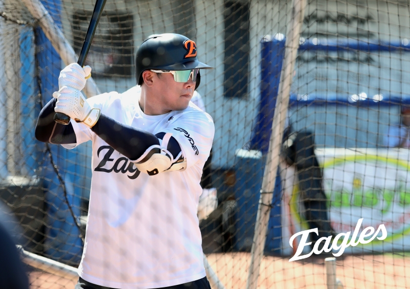 한화 이글스는 호주 멜버른의 멜버른 볼파크에서 1차 스프링캠프를 치르며 새 시즌을 준비하고 있다. 김경문 감독은 안치홍을 이번 시즌 주전 2루수로 일찌감치 낙점했다. 안치홍이 타격 훈련을 하고 있다. 한화 이글스