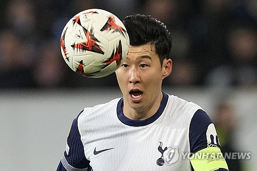 토트넘 홋스퍼 방출설이 나온 손흥민이 향할 곳은 결국 사우디아라비아로 보인다. 토트넘 소식을 전하는 영국 매체 토트넘 홋스퍼 뉴스에 따르면 토트넘은 올 여름 손흥민을 사우디로 방출하는 계획을 고려하고 있다. 그저 소문으로만 여겨졌던 손흥민의 사우디 이적설이 올 여름 현실이 될 가능성이 충분하다. 대한민국 주장은 사우디로 가지 않는다며 사우디 이적을 한사코 거절했던 손흥민이 마음을 바꿔 중동에서 뛰게될 수 있다. 연합뉴스