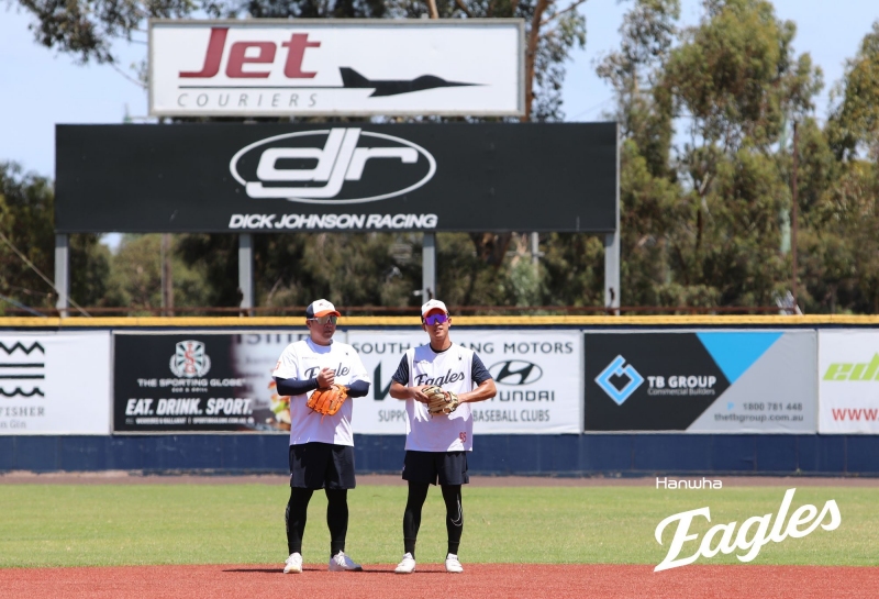 한화 이글스는 호주 멜버른의 멜버른 볼파크에서 1차 스프링캠프를 치르며 새 시즌을 준비하고 있다. 김경문 감독은 안치홍을 이번 시즌 주전 2루수로 일찌감치 낙점했다. 안치홍이 황영묵과 훈련을 하고 있다. 한화 이글스