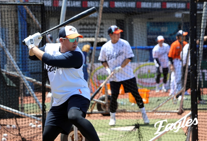 한화 이글스는 호주 멜버른의 멜버른 볼파크에서 1차 스프링캠프를 치르며 새 시즌을 준비하고 있다. 김경문 감독은 안치홍을 이번 시즌 주전 2루수로 일찌감치 낙점했다. 안치홍이 타격 훈련을 하고 있다. 한화 이글스