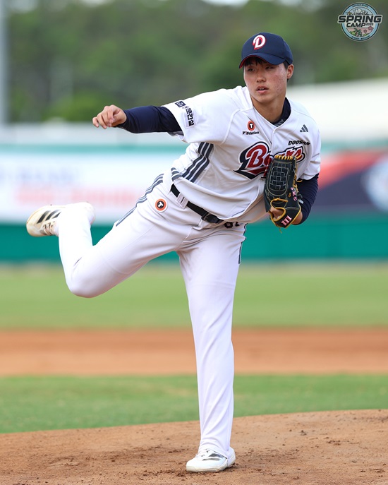 두산 베어스 신인 투수 홍민규가 12일 호주 블랙타운 스프링캠프에서 열린 두 번째 청백전 마운드에 올라 투구하고 있다. 두산 베어스