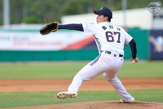 두산 베어스 신인 투수 홍민규가 12일 호주 블랙타운 스프링캠프에서 열린 두 번째 청백전 마운드에 올라 투구하고 있다. 두산 베어스