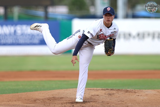 두산 베어스 신인 투수 홍민규가 12일 호주 블랙타운 스프링캠프에서 열린 두 번째 청백전 마운드에 올라 투구하고 있다. 두산 베어스