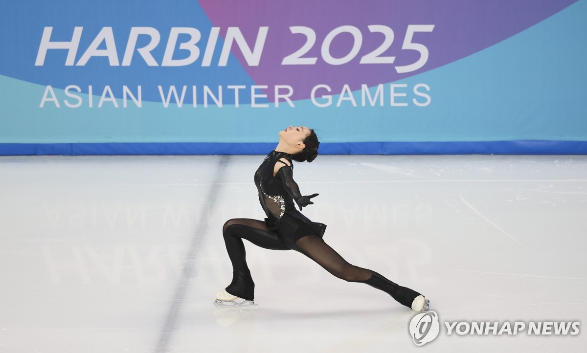 피겨스케이팅 김채연이 12일 중국 하얼빈 헤이룽장 빙상훈련센터 다목적홀에서 열린 하얼빈 동계아시안게임 피겨 여자 싱글 쇼트프로그램에서 연기를 펼치고 있다. 연합뉴스