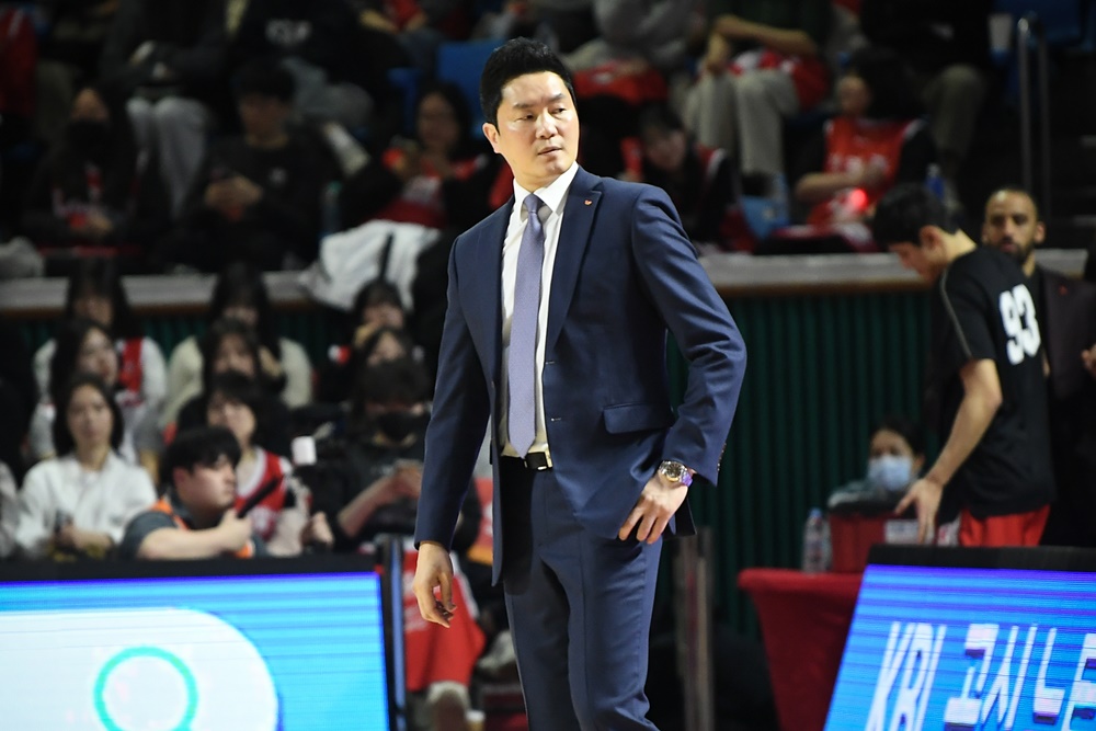 SK는 12일 잠실 학생실내체육관에서 '2024-2025시즌 KCC 프로농구' 5라운드 LG전에서 68-77로 패했다. 전희철 SK 감독은 경기 후 선수들의 집중력 부재를 아쉬움으로 꼽았다. KBL