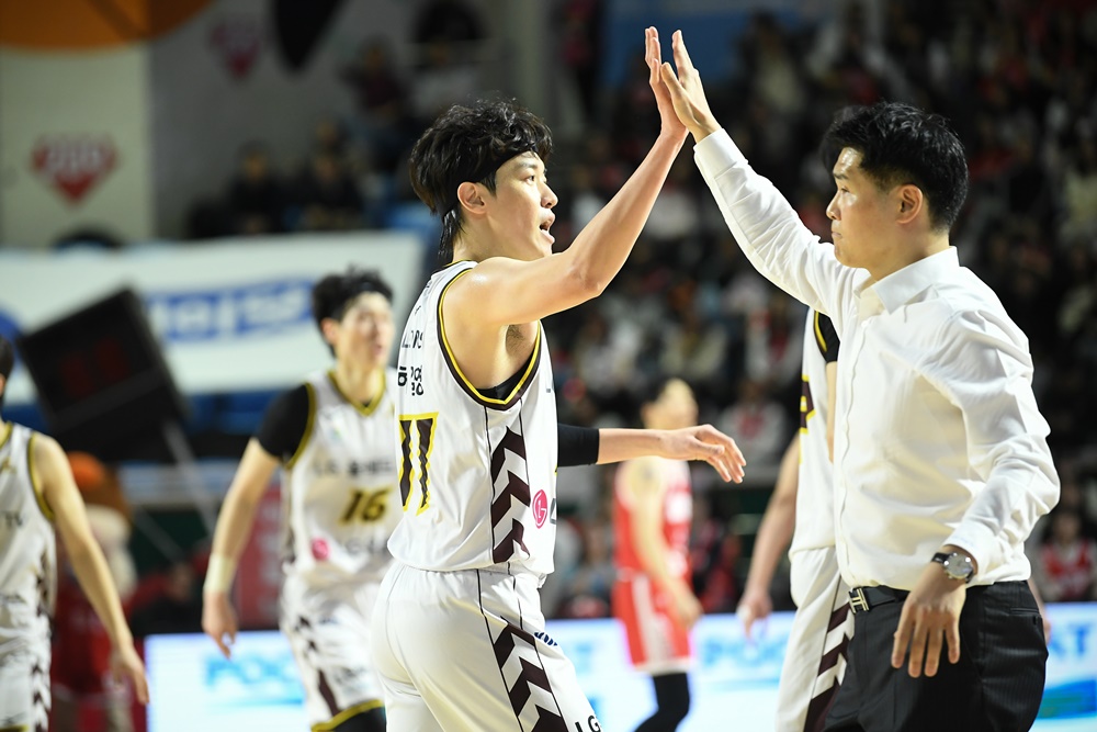 LG는 12일 잠실 학생실내체육관에서 '2024-2025시즌 KCC 프로농구' 5라운드 SK전에서 77-68로 승리했다. 조상현 LG 감독(오른쪽)은 경기 후 SK전 연패 탈출을 기뻐했다. KBL