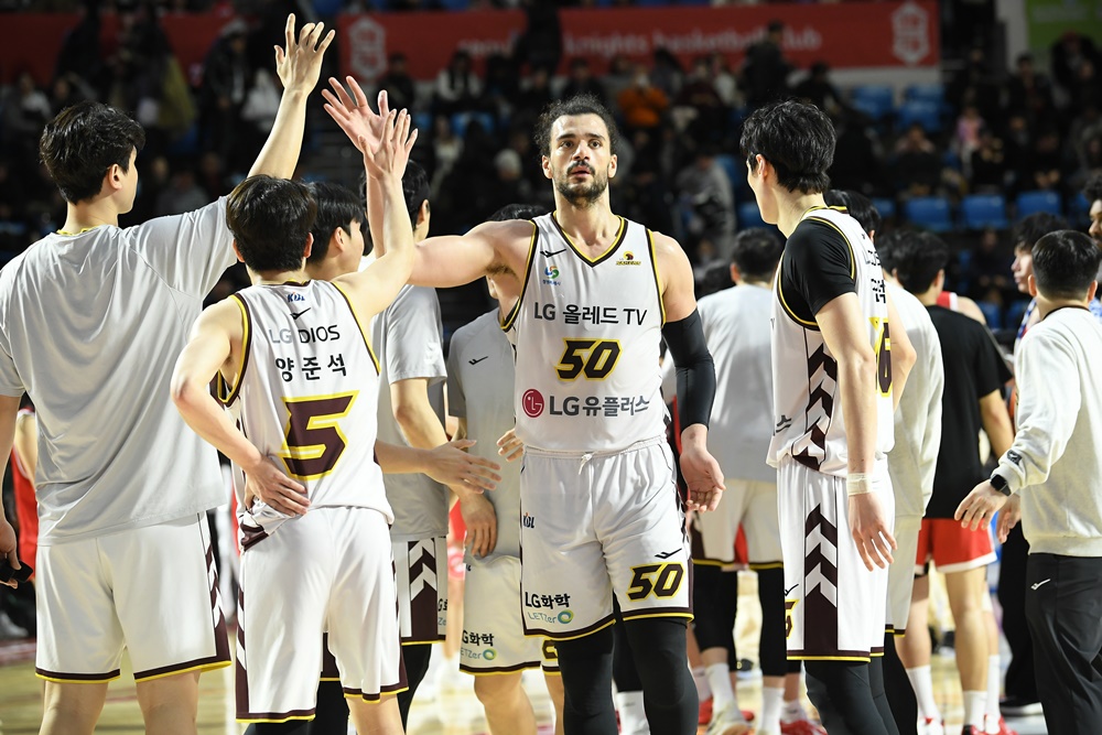 LG는 12일 잠실 학생실내체육관에서 '2024-2025시즌 KCC 프로농구' 5라운드 SK전에서 77-68로 승리했다. 조상현 LG 감독은 경기 후 SK전 연패 탈출을 기뻐했다. KBL
