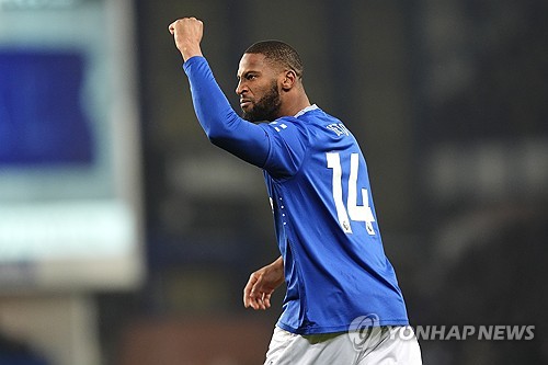 리버풀은 13일(한국시간) 영국 리버풀에 위치한 구디슨 파크에서 열린 에버턴과의 2024-25시즌 프리미어리그 15라운드 순연 경기이자 머지사이드 더비에서 2-2 무승부를 거뒀다. 이날 리버풀 에이스 모하메드 살라는 전반 16분 알렉시스 맥알리스터의 동점골을 돕고 후반 28분엔 역전골을 터트렸지만 후반 추가시간 동점골을 허용하면서 무승부로 경기를 마쳤다. 연합뉴스