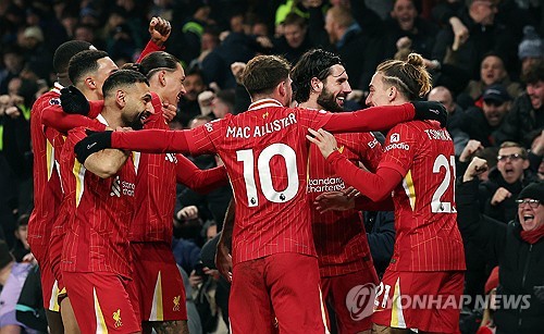 리버풀은 13일(한국시간) 영국 리버풀에 위치한 구디슨 파크에서 열린 에버턴과의 2024-25시즌 프리미어리그 15라운드 순연 경기이자 머지사이드 더비에서 2-2 무승부를 거뒀다. 이날 리버풀 에이스 모하메드 살라는 전반 16분 알렉시스 맥알리스터의 동점골을 돕고 후반 28분엔 역전골을 터트렸지만 후반 추가시간 동점골을 허용하면서 무승부로 경기를 마쳤다. 연합뉴스