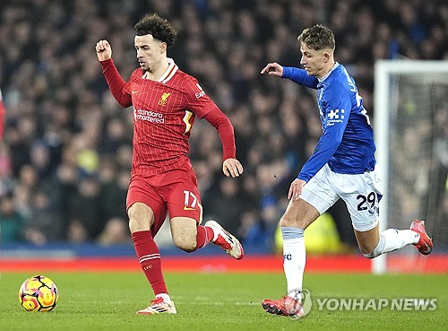 리버풀은 13일(한국시간) 영국 리버풀에 위치한 구디슨 파크에서 열린 에버턴과의 2024-25시즌 프리미어리그 15라운드 순연 경기이자 머지사이드 더비에서 2-2 무승부를 거뒀다. 이날 리버풀 에이스 모하메드 살라는 전반 16분 알렉시스 맥알리스터의 동점골을 돕고 후반 28분엔 역전골을 터트렸지만 후반 추가시간 동점골을 허용하면서 무승부로 경기를 마쳤다. 연합뉴스