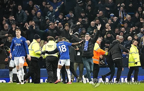 리버풀은 13일(한국시간) 영국 리버풀에 위치한 구디슨 파크에서 열린 에버턴과의 2024-25시즌 프리미어리그 15라운드 순연 경기이자 머지사이드 더비에서 2-2 무승부를 거뒀다. 이날 리버풀 에이스 모하메드 살라는 전반 16분 알렉시스 맥알리스터의 동점골을 돕고 후반 28분엔 역전골을 터트렸지만 후반 추가시간 동점골을 허용하면서 무승부로 경기를 마쳤다. 연합뉴스