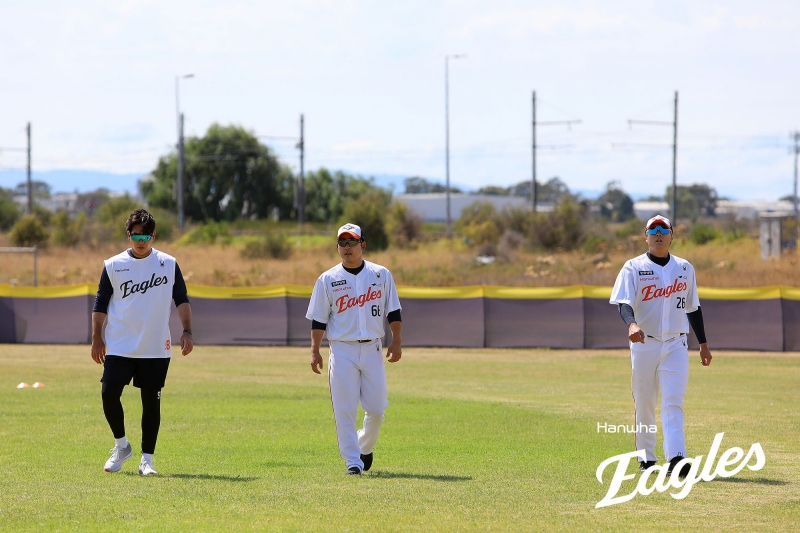 김경문 감독이 이끄는 한화 이글스는 호주 멜버른의 멜버른 볼파크에서 1차 스프링캠프를 진행 중이다. 박상원이 주현상, 한승혁과 함께 훈련을 하고 있다. 한화 이글스