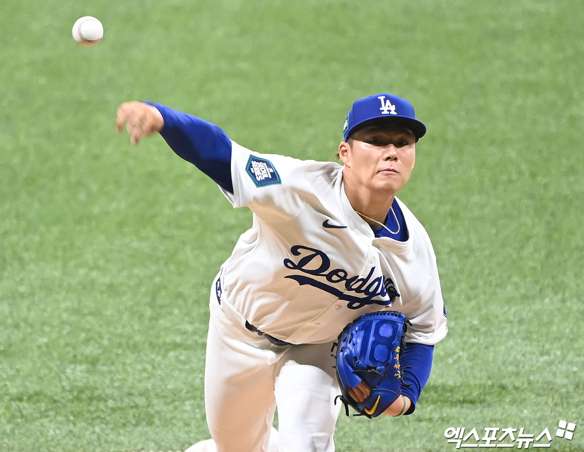 21일 오후 서울 구로구 고척스카이돔에서 열리는 '메이저리그(MLB) 월드투어 서울시리즈 2024' LA 다저스와 샌디에이고 파드리스의 경기, 1회초 다저스 선발투수 야마모토가 공을 힘차게 던지고 있다. 엑스포츠뉴스 DB
