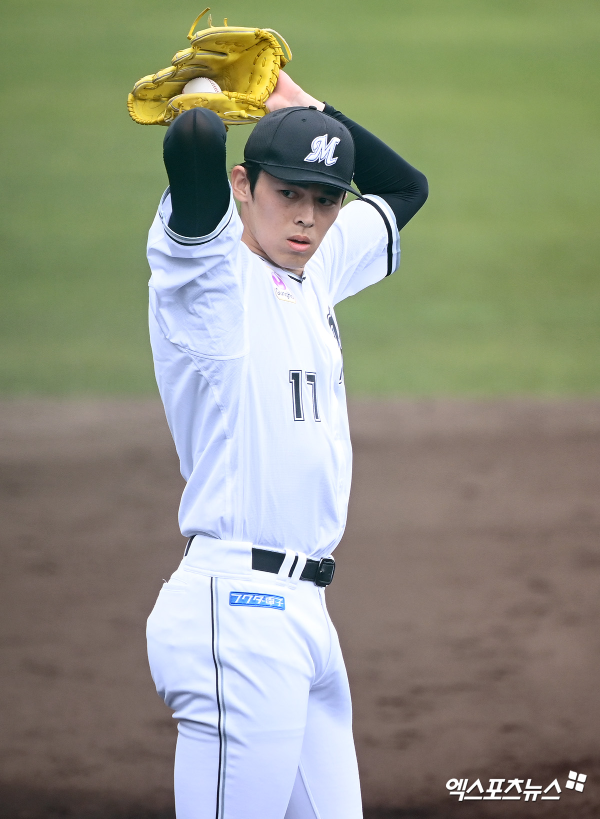 25일 오후 일본 오키나와현 니시자키 구장에서 롯데 자이언츠와 지바 롯데의 교류전 2차전이 열렸다. 이날 경기는 지바 롯데가 8:1로 승리를 거뒀다. 1회초 지바 롯데 선발투수 사사키가 마운드에 오를 준비를 하고 있다. 엑스포츠뉴스 DB