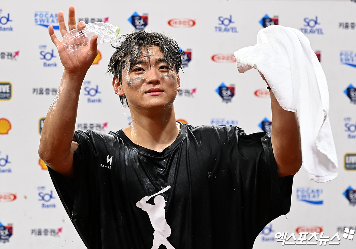 15일 오후 서울 구로구 고척스카이돔에서 열린 '2024 신한 SOL Bank KBO리그' KIA 타이거즈와 키움 히어로즈의 경기, KIA가 김태군-김도영-나성범의 홈런에 힘입어 키움에 12:1 완승을 거뒀다. 최연소-최소경기 30-30을 달성한 KIA 김도영이 팬들에게 인사를 하고 있다. 엑스포츠뉴스 DB