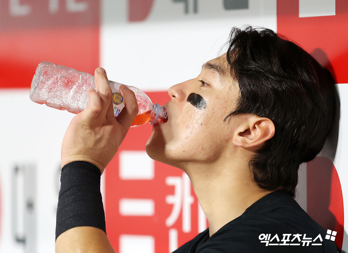 14일 오후 서울 구로구 고척스카이돔에서 열린 '2024 신한 SOL Bank KBO리그' KIA 타이거즈와 키움 히어로즈의 경기, KIA 김도영이 더그아웃에서 음료를 마시고 있다. 엑스포츠뉴스 DB