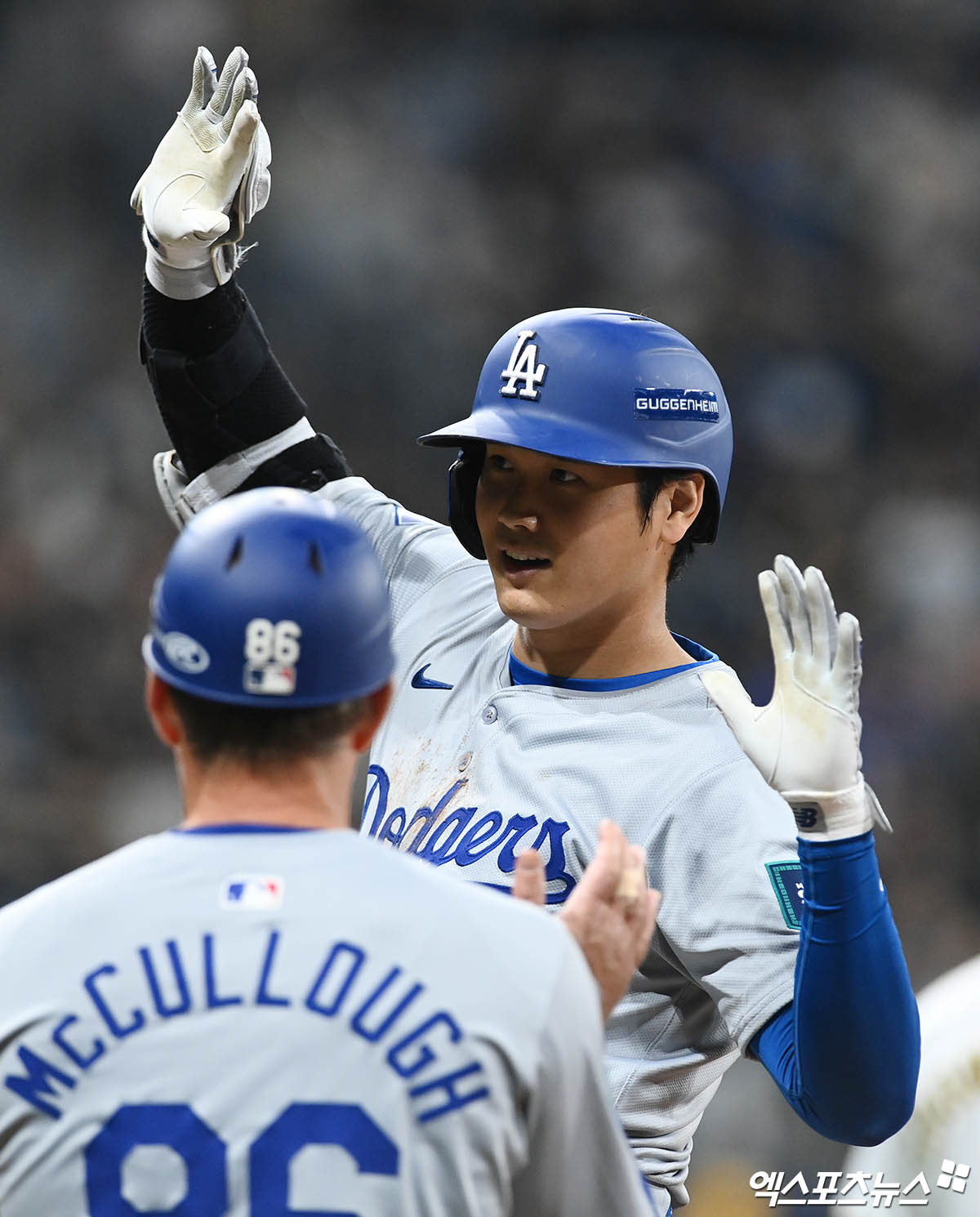 20일 오후 서울 구로구 고척스카이돔에서 열리는 '메이저리그(MLB) 월드투어 서울시리즈 2024' LA 다저스와 샌디에이고 파드리스의 개막전 경기, 8회초 1사 1,2루 다저스 오타니가 1타점 적시타를 때려낸 뒤 세리머니를 하고 있다. 엑스포츠뉴스 DB