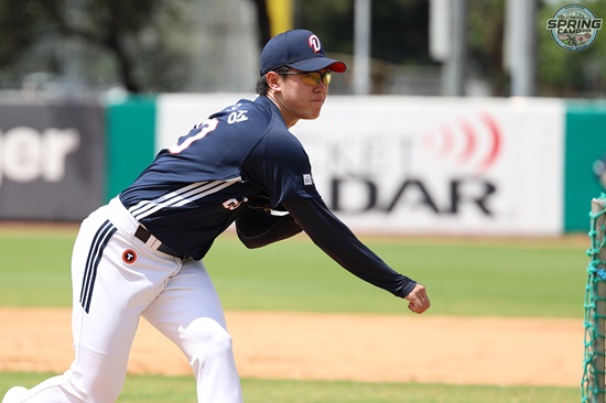 두산 베어스 투수 김유성이 이승엽 감독이 선물한 고글을 쓰고 호주 블랙타운 스프링캠프 첫 라이브 피칭에 임하고 있다. 두산 베어스