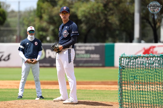 두산 베어스 투수 김유성이 이승엽 감독이 선물한 고글을 쓰고 호주 블랙타운 스프링캠프 첫 라이브 피칭에 임하고 있다. 두산 베어스