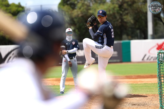 두산 베어스 투수 김유성이 이승엽 감독이 선물한 고글을 쓰고 호주 블랙타운 스프링캠프 첫 라이브 피칭에 임하고 있다. 두산 베어스