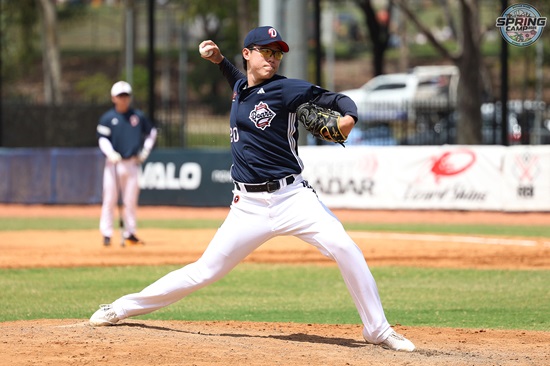 두산 베어스 투수 김유성이 이승엽 감독이 선물한 고글을 쓰고 호주 블랙타운 스프링캠프 첫 라이브 피칭에 임하고 있다. 두산 베어스