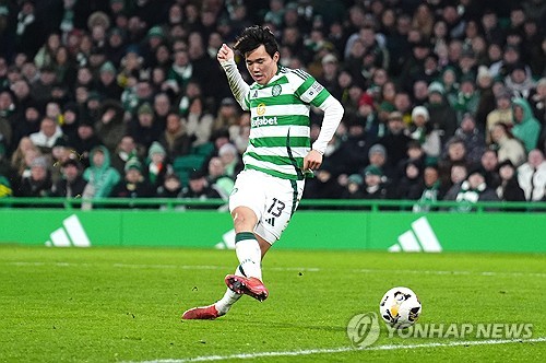 스코틀랜드의 셀틱 팬매체 '더셀틱스타'가 27일(한국시간) 양현준이 다음 시즌 셀틱의 뛰어난 스타가 될 수 있다고 보도했다. 양현준은 지난 26일 영국 스코틀랜드 글래스고에 있는 셀틱 파크에서 열린 에버딘과의 2024-2025시즌 프리미어십 퍼스트 스테이지 28라운드 홈 경기에 교체로 출전해 골을 터뜨리며 5-1 대승에 기여했다. 연합뉴스