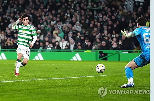 양현준이 지난 13일(한국시간) 영국 스코틀랜드 글래스고에 있는 셀틱 파크에서 열린 셀틱과 바이에른 뮌헨(독일)의 2024-2025시즌 유럽축구연맹(UEFA) 챔피언스리그 16강 플레이오프 1차전에 교체 출전해 시즌 3호 도움을 기록했다. 팀은 비록 뮌헨에 1-2로 패했지만, 양현준은 '꿈의 무대' 챔피언스리그에서 첫 도움을 기록하며 인상 깊은 활약을 펼쳤다. 이날 김민재가 결장하면서 코리안 더비는 불발됐지만, 양현준의 활약이 돋보였다. 연합뉴스