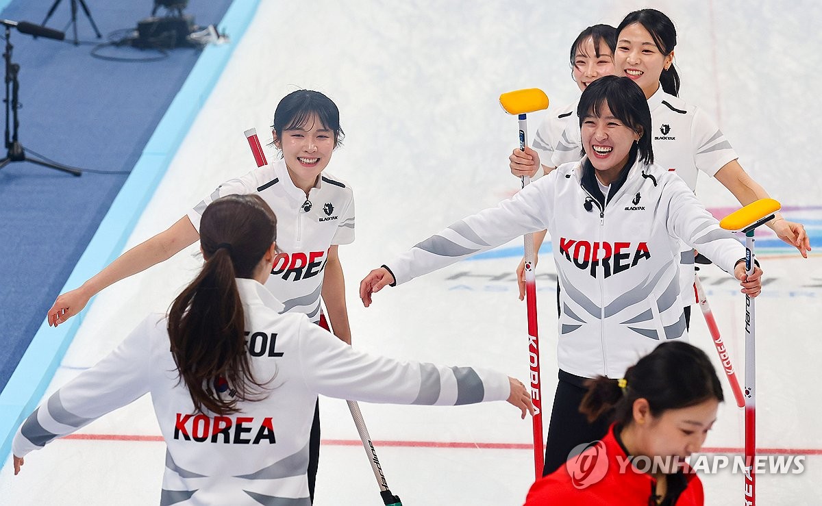 14일 중국 하얼빈 핑팡 컬링 아레나에서 열린 2025 하얼빈 동계아시안게임 여자 컬링 결승전 중국과의 경기에서 한국 대표팀 선수들이 금메달을 확정한 뒤 기뻐하고 있다. 연합뉴스