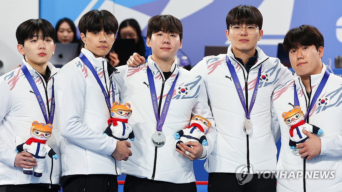 14일 중국 하얼빈 핑팡 컬링 아레나에서 열린 2025 하얼빈 동계아시안게임 남자 컬링 시상식에서 은메달을 차지한 한국 선수들이 단상에 올라 포즈를 취하고 있다. 왼쪽부터 스킵 이재범, 서드 김효준, 세컨드 김은빈, 리드 표정민, 핍스 김진훈. 연합뉴스