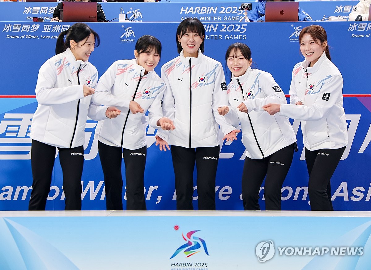 14일 중국 하얼빈 핑팡 컬링 아레나에서 열린 2025 하얼빈 동계아시안게임 여자 컬링 시상식에서 금메달을 획득한 한국 김민지(왼쪽부터), 설예은, 김은지, 김수지, 설예지가 세리머니를 하며 시상대에 오르고 있다. 연합뉴스