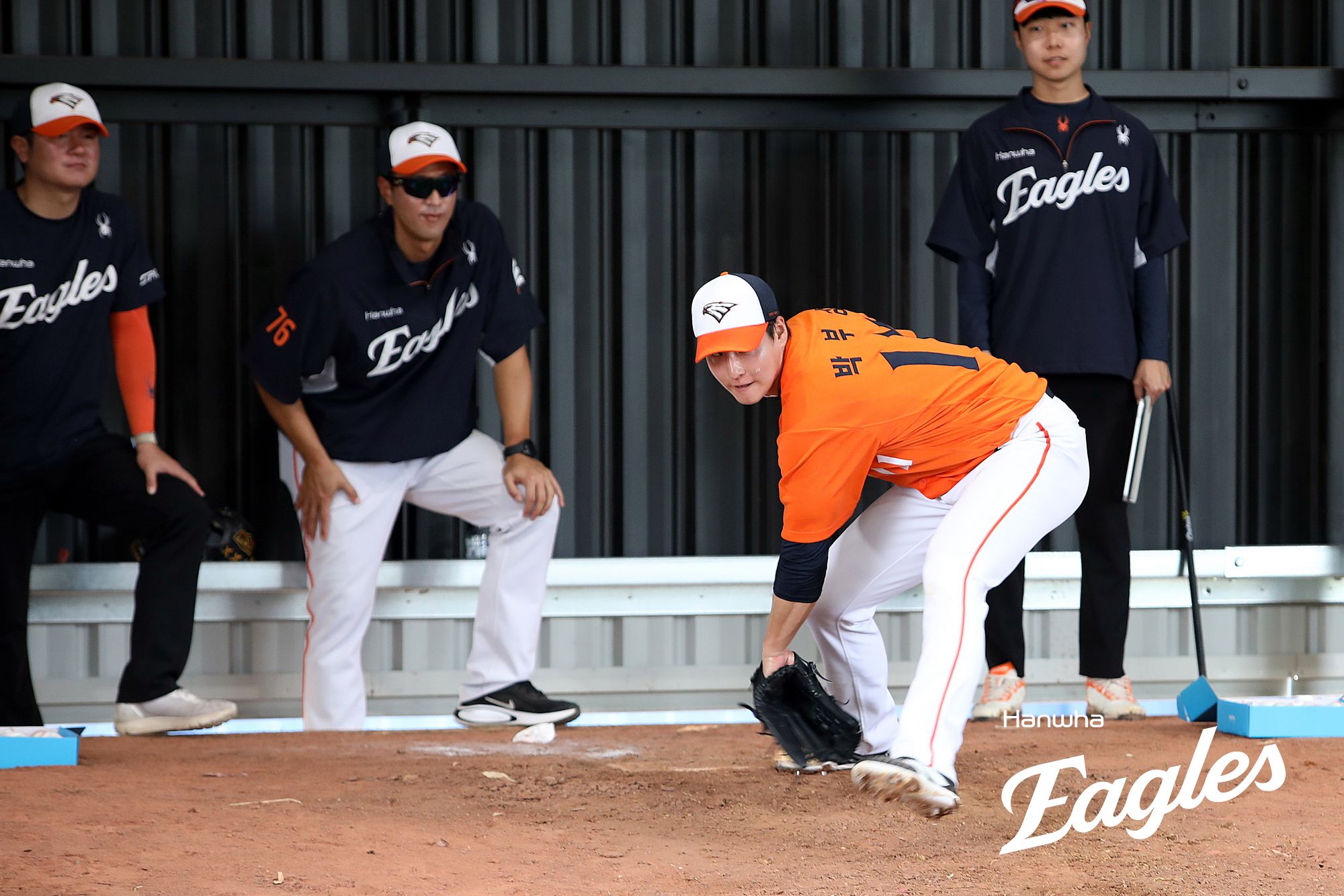 김경문 감독이 이끄는 한화 이글스는 14일 호주 멜버른의 멜버른 볼파크에서 호주 대표팀과의 연습경기에서 4회말 0-5 상황에서 경기를 끝냈다. 선발 등판한 신인 박부성은 3이닝 2실점을 기록했다. 한화 이글스