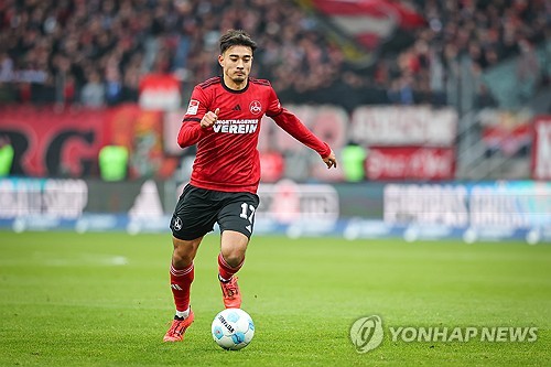 독일 매체 빌트가 15일(한국시간) 대한축구협회가 최근 옌스 카스트로프에게 접촉하고 있다고 보도했다. 카스트로프는 독일인 아버지와 한국인 어머니 사이에서 태어난 혼혈 선수다. 연합뉴스