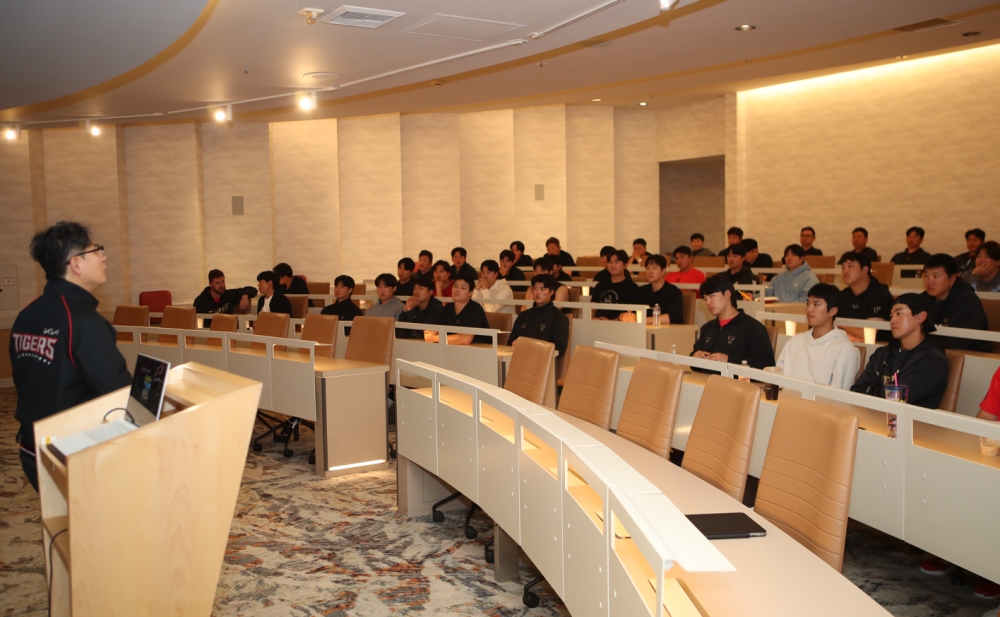 미국 캘리포니아주 오렌지카운티 어바인에서 1차 스프링캠프를 진행 중인 KIA 타이거즈가 14일(현지시간) 선수단 멘털 관리 교육을 실시했다. KIA 타이거즈