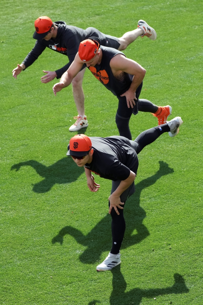 샌프란시스코 자이언츠 외야수 이정후가 빅리그 2년 차 시즌을 준비하고 있는 가운데, 미국에 이어 일본 현지에서 부정적인 전망이 나왔다. 이정후는 팀의 목표 달성을 위해 돕고 싶다고 전하면서 2025시즌 활약을 다짐했다. AP 연합뉴스