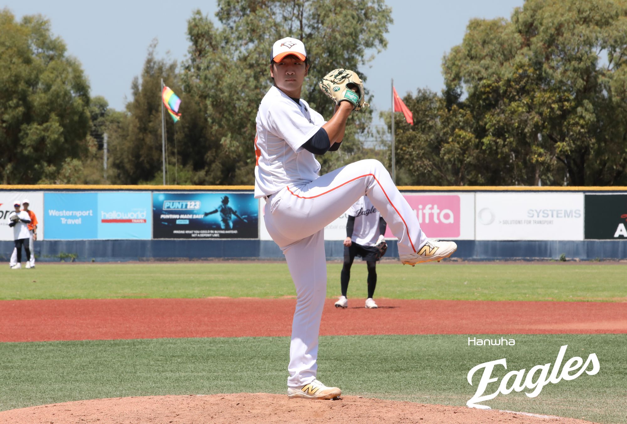 김경문 감독이 이끄는 한화 이글스는 14일 호주 멜버른의 멜버른 볼파크에서 호주 야구 국가대표팀과 두 번째 연습경기를 갖는다. 선발투수로 신인 좌완투수 권민규가 등판한다. 한화 이글스